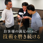 名古屋で開催した増毛エクステ技術セミナーで、技術責任者が会員サロンの技術者へ施術指導を行う様子